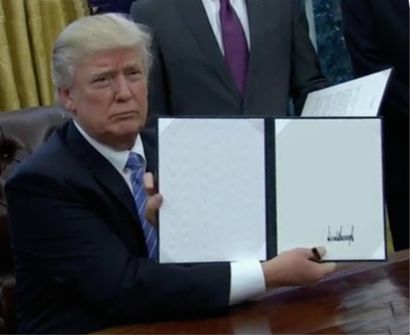 Создать мем: трамп с табличкой, гиги за шаги мем, трамп и листок мем