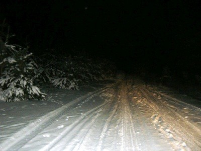 Создать мем: дорога, темнота, ночная зимняя трасса