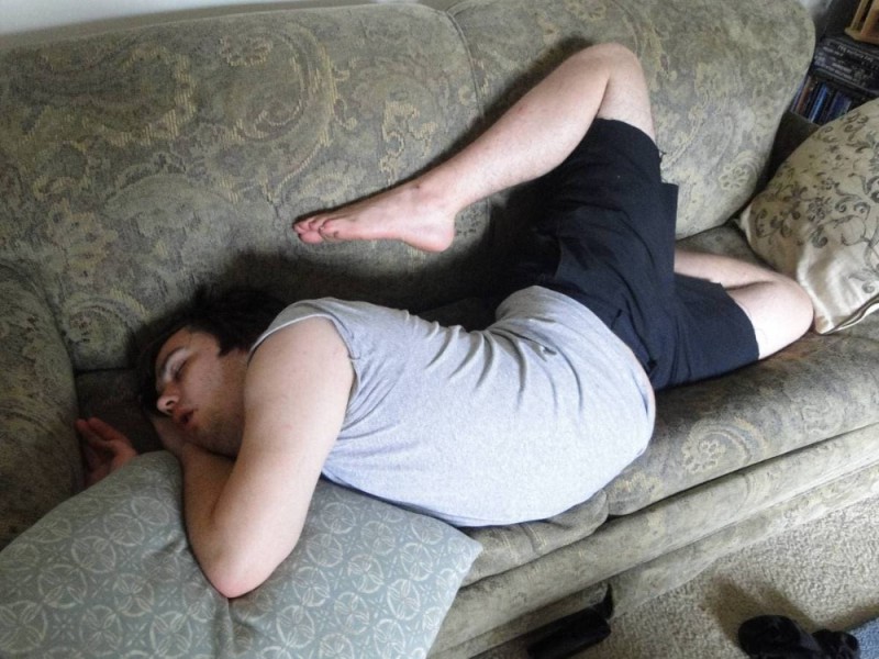 Создать мем: спит на диване, смешной спящий человек, спящий мужчина