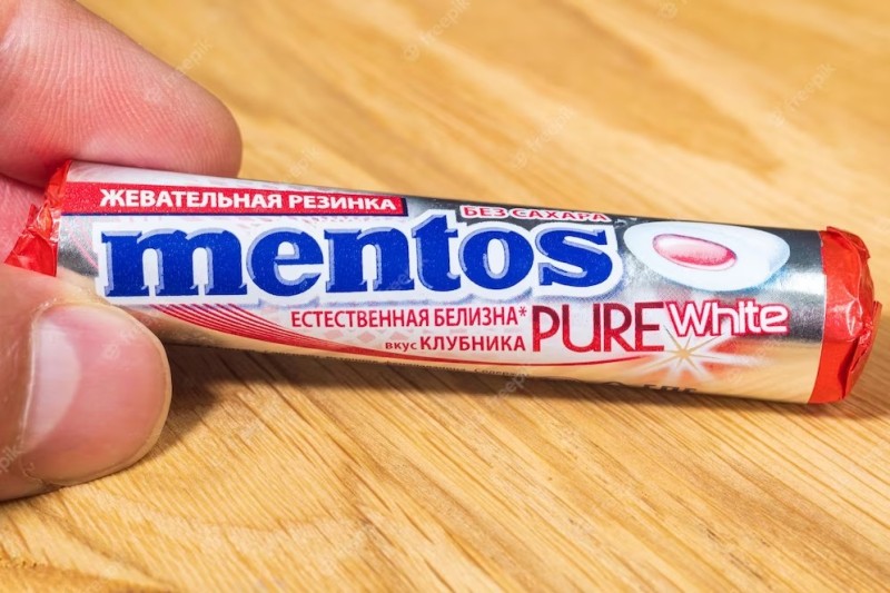 Создать мем: жевательная резинка mentos pure white клубника, жвачка ментос, жевательная резинка ментос