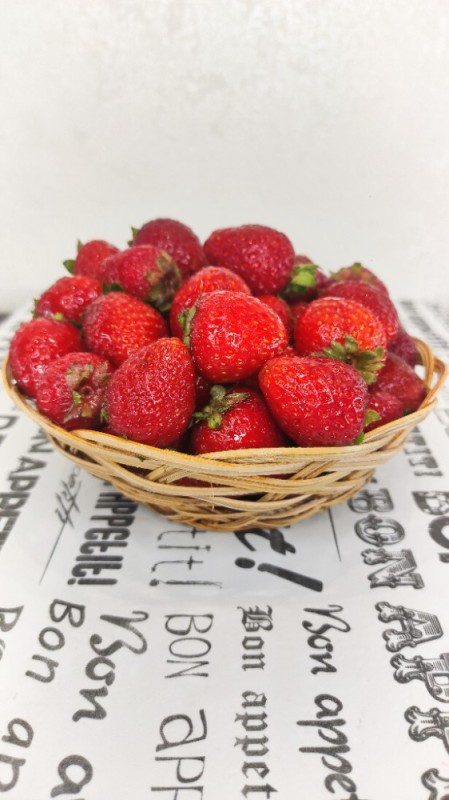 Create meme: strawberry , fresh strawberries , ripe strawberries