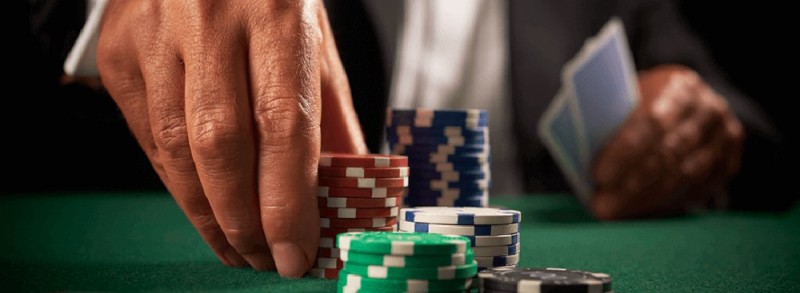 Создать мем: покер казино, играют в покер, покерный стол