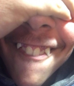 Создать мем: улыбка, большие передние зубы, коронки на гнилые зубы зубы