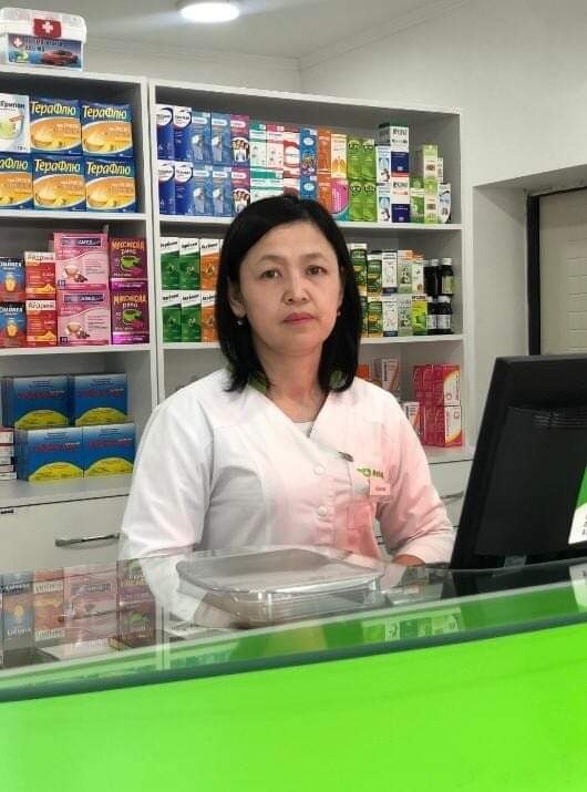 Создать мем: аптека во вьетнаме, аптека лекарства, заведующая аптекой