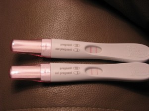 Создать мем: тест на беременность ept, ложноотрицательный тест на беременность, тест на беременность