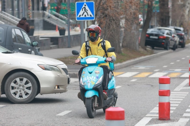 Create meme: courier on a moped, moped racing, lawlessness on the streets