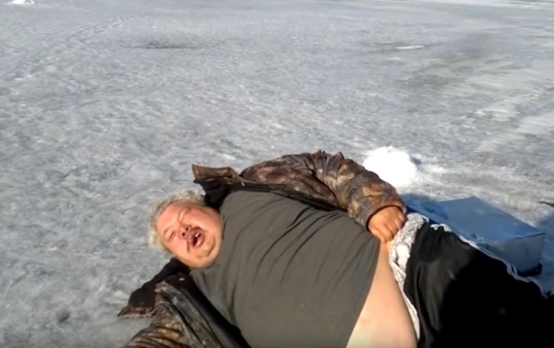 Создать мем: пьяный на льду, толстый рыбак на льду, мужик на льду