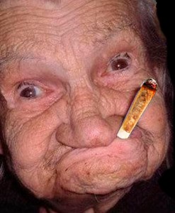 Создать мем: угарная бабуля, курящая бабка мем, человек
