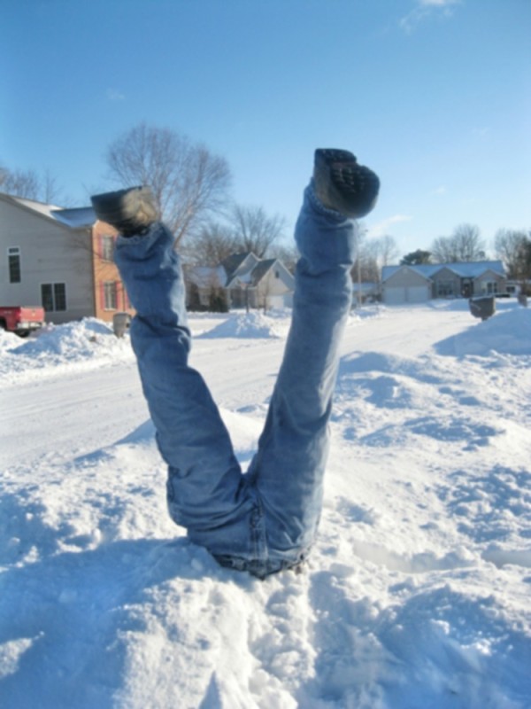 Создать мем: человек, types of snow, обувь