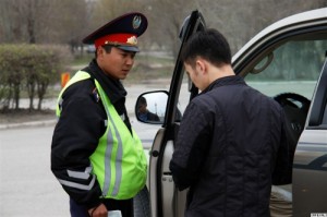 Создать мем: в казахстане, полицейский казахстана, водитель