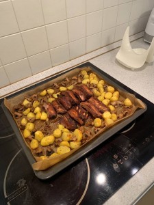 Создать мем: запеченная курица с картошкой в духовке, еда, рёбрышки с картошкой в духовке