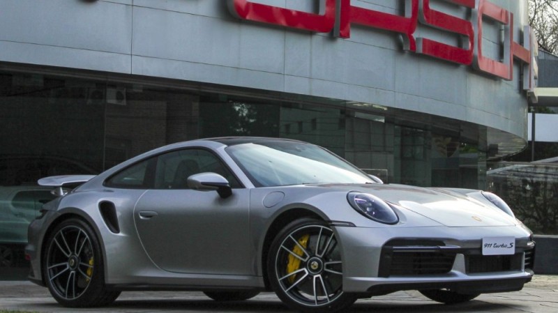 Create meme: Porsche 911 VII (991), porsche 911 carrera 4 s, porsche 911 992 turbo s