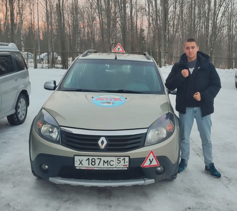 Создать мем: renault sandero, автошкола юаш пушкино, досааф