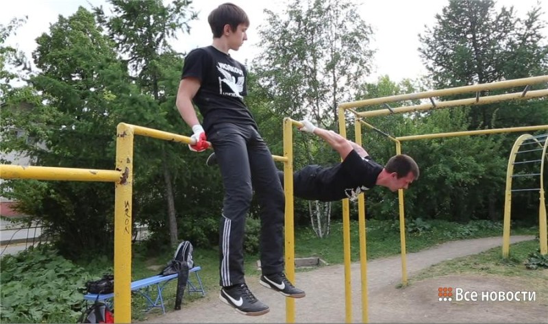 Create meme: Playground workout , workout , elements on the horizontal bar