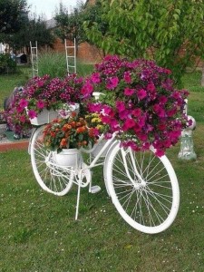 Создать мем: клумба велосипед, велосипед цветы, белый велосипед клумба