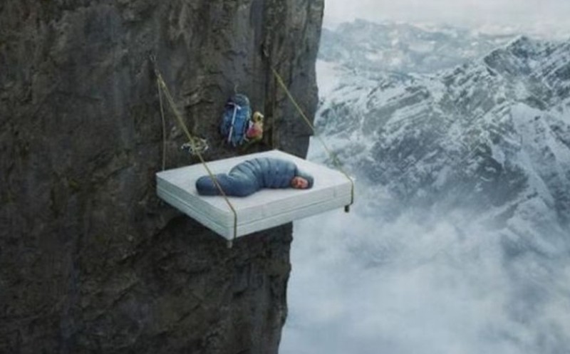 Создать мем: спящие скалолазы, отвесная скала, необычные отели мира