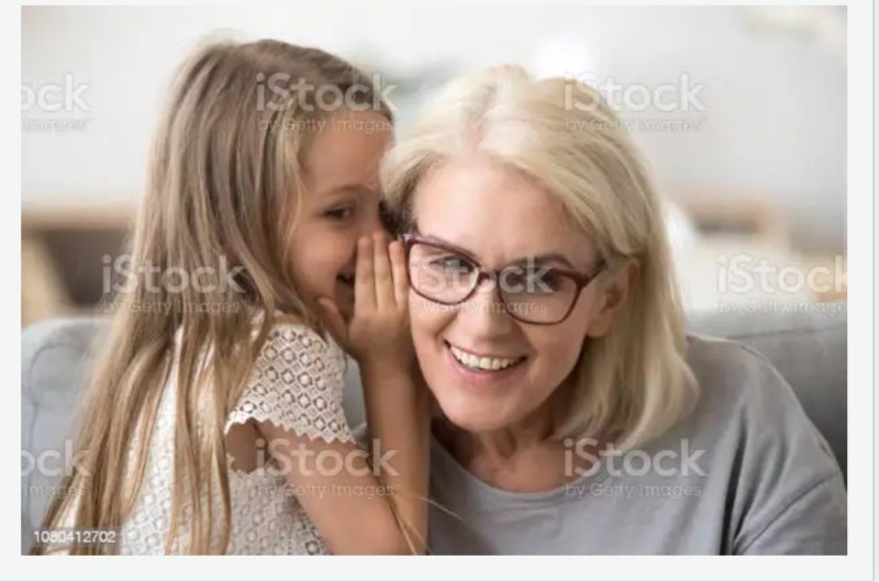 Создать мем: мать и взрослая дочь, салон оптики, бабушка шепчет внучке