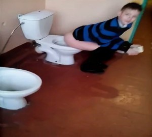 Создать мем: туалет в школе для мальчиков, приколы для туалета в школе, туалет в школе