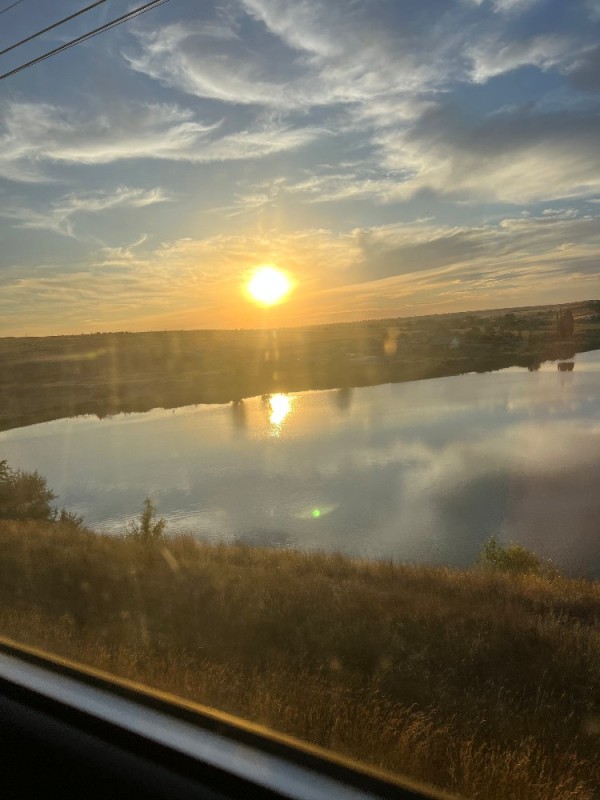 Создать мем: закат, окно поезда, пейзаж из окна поезда