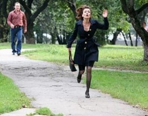 Создать мем: женщина бежит за мужчиной, бегу, женщина убегает от преследователя фильм