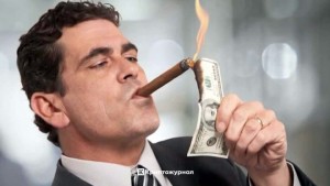 Создать мем: богатый банкир, самый богатый человек, прикуривает деньгами