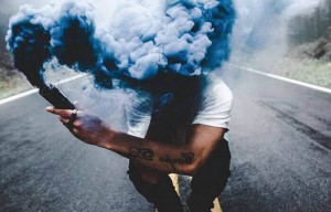 Создать мем: дым синий, человек с дымовой шашкой, парень в дыму