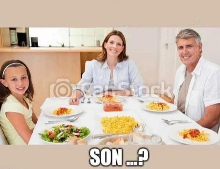 Создать мем: семья за столом с пиццей, семья за постным столом, семья за столом