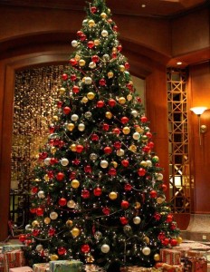 Создать мем: украшенная елка, красивая новогодняя елка, елка к новому году