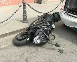 Создать мем: мотоцикл, уронил мотоцикл, разбитый мотоцикл