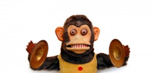 Создать мем: обезьянки, механическая обезьянка с тарелками, обезьяна с тарелками