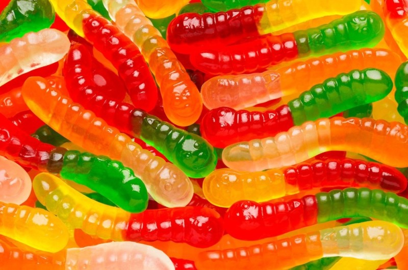 Создать мем: жевательный мармелад haribo косточки, желейные мармеладки червячки, кислый мармелад