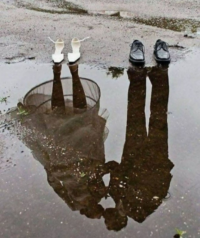 Создать мем: отражение человека в воде, обувь, юмор приколы