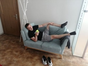 Создать мем: парень спит на диване, диваны, мужчина