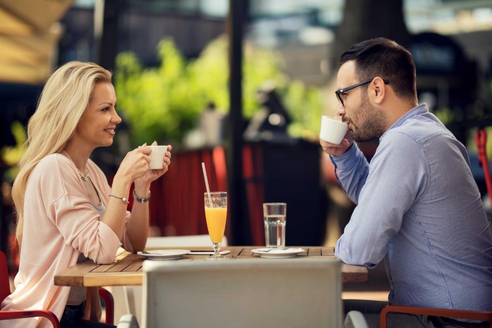 Создать мем: парень и девушка в кафе, девушка обедает в кафе, пара в ресторане