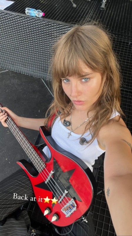 Создать мем: рут раделет, девушка гитаристка, хлоя гитаристка