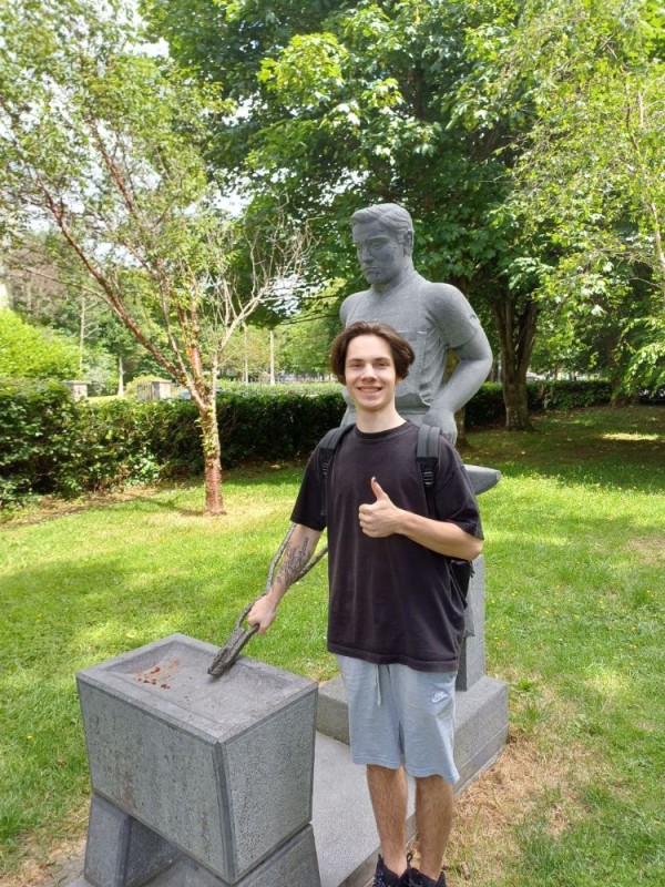 Создать мем: парень, монумент, памятник в вильянди