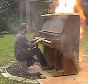 Создать мем: уличные музыканты пианино, горящий рояль, подожгли рояль