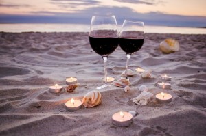 Создать мем: романтический вечер на берегу, бокал вина на берегу моря, шампанское на берегу моря