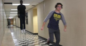 Создать мем: парень, парень убегает от парящего в коридоре, левитирующий черный парень мем