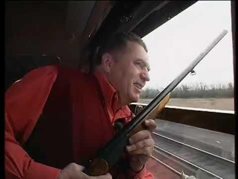 Создать мем: владимир жириновский, жириновский стреляет из поезда, жириновский с ружьем в поезде ржет