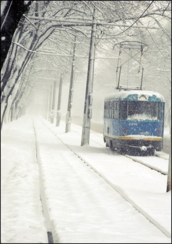 Создать мем: одинокий трамвай, трамвай самара зима, трамвай в снегу