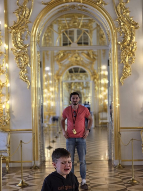 Создать мем: человек, большой петергофский дворец внутри, золотая анфилада екатерининского дворца