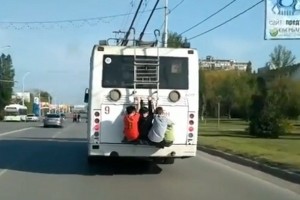 Создать мем: троллейбус зацепер, троллейбус новороссийска, зацеперы на троллейбусе