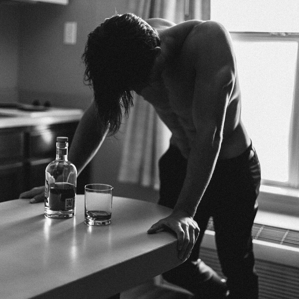 Одинокий мужчина не курит не пьет. Парень с бутылкой виски. Грустный парень. Одиночество и алкоголь.