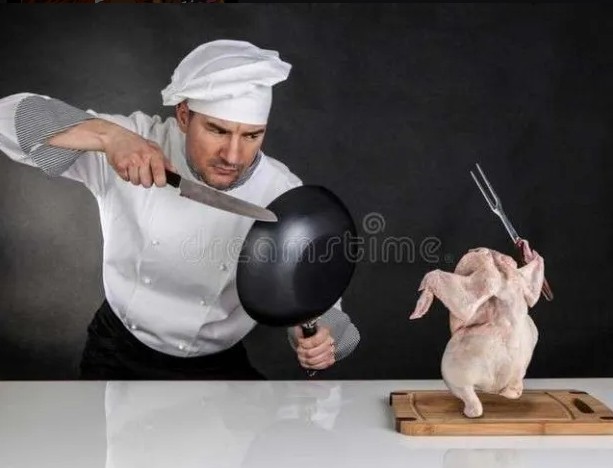 Создать мем: приготовленная курица, недовольный повар, креативный повар