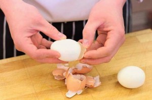 Создать мем: выдуть яйцо из скорлупы, сварить яйца, варить яйца