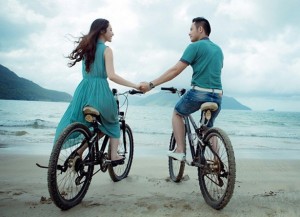 Создать мем: муж и жена на велосипедах, влюбленные пары на одном велосипеде, пара на велосипедах картинки