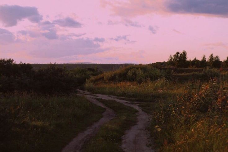 Создать мем: пейзаж, дорога пейзаж, деревня закат