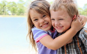Создать мем: брат и сестра, счастливые дети, national hugging day 28 июня