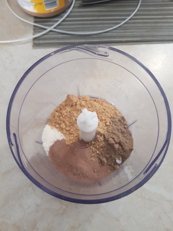 Create meme: tamp the cookie cake with a glass, cocoa powder, prepare dessert